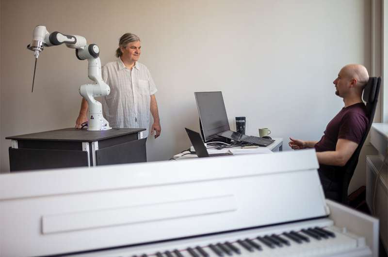 Three-armed robot co<em></em>nducts German orchestra