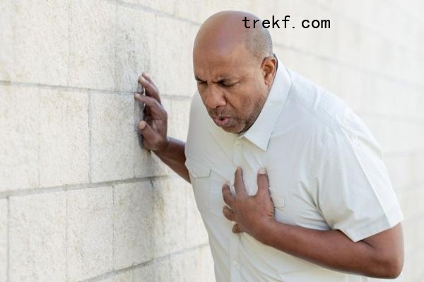 Man havin<em></em>g chest pain