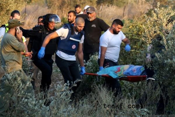 First respo<em></em>nders carry the shrouded body of a woman who was killed when a rocket fired from Lebanon hit an area near Kiryat Ata in northern Israel<i></i>'s Haifa district on October 31, 2024, amid the o<em></em>ngoing war between Israel and Hezbollah. Israeli emergency services said a rocket launched from Lebanon killed two people in an olive grove in northern Israel on October 31, bringing the day<i></i>'s toll to seven dead. (Photo by AHMAD GHARABLI / AFP)