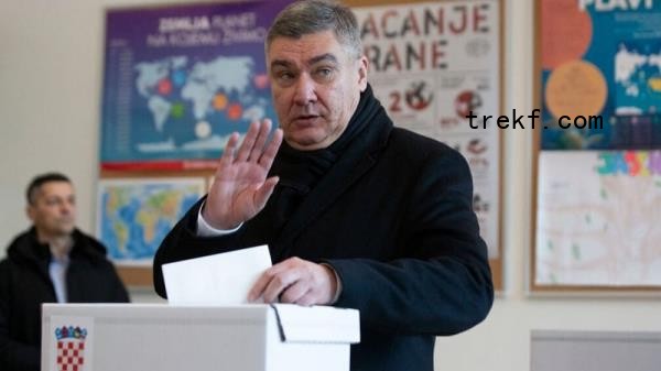 Croatia<i></i>'s outgoing President Zoran Milanovic casts his ballot to vote in the country<i></i>'s presidential elections