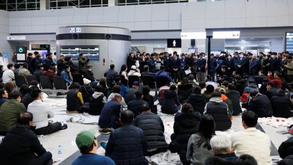 Family and relatives of victims of Jeju Air Co. Flight 2216 at Muan Internatio<em></em>nal Airport